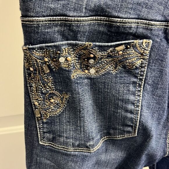 White House Black Market Noir Boot Leg Faded Embroidered Rhinestones Pockets- 8R - Picture 9 of 15